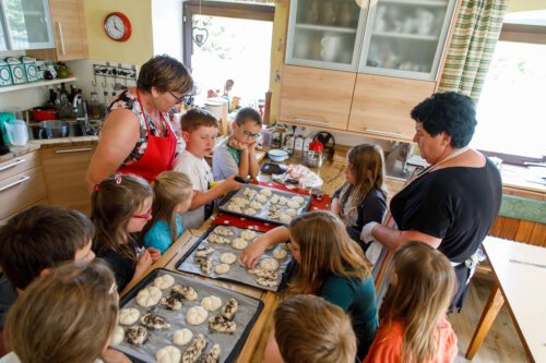 gemeinsames Brotbacken<br />
Foto: Anton Wieser