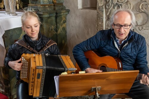 musikalische Umrahmung<br />
Foto: Anton Wieser musikalische Umrahmung<br />
Foto: Anton Wieser