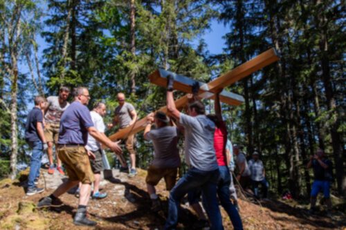 Montage des neuen Holzkreuzes<br />
Foto: Anton Wieser