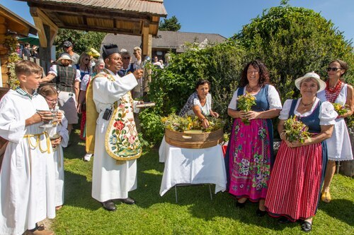 Segnung des Kräutergartens<br />
Foto: Anton Wieser