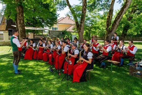 Frühschoppenkonzert der Glantaler Blasmusik Frauenstein<br />
Foto: Anton Wieser Frühschoppenkonzert der Glantaler Blasmusik Frauenstein<br />
Foto: Anton Wieser