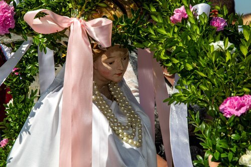 mit Perlen geschmückte Marienstatue<br />
Foto: Anton Wieser