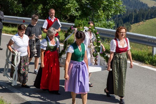 Marienaltar - getragen von den gnädigen Damen<br />
Foto: Anton Wieser