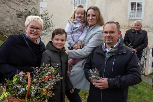 Gottesdienstbesucher in Obermühlbach<br />
Foto: Anton Wieser