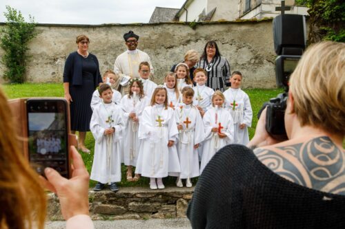 Gruppenbild mit Pfarrprovisor Charles Ogbunambala<br />
Erstkommunionbegleiterinnen Eva Horn und Claudia Groicher<br />
Foto: Anton Wieser