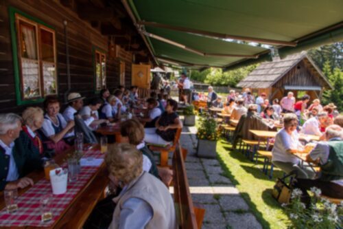 bei Speis und Trank beim Jägerwirt<br />
Foto: Anton Wieser bei Speis und Trank beim Jägerwirt<br />
Foto: Anton Wieser