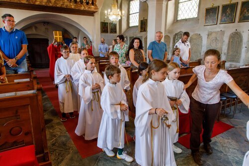 Einzug zur Familienmesse<br />
Foto: Anton Wieser Einzug zur Familienmesse<br />
Foto: Anton Wieser