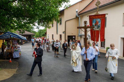 Prozession zur 2. Evangelienstation<br />
Foto: Anton Wieser