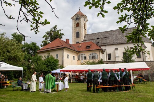 Festmesse im Pfarrgarten<br />
Foto: Anton Wieser