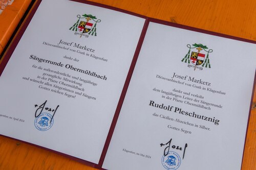 Dankesurkunden<br />
Foto: Anton Wieser