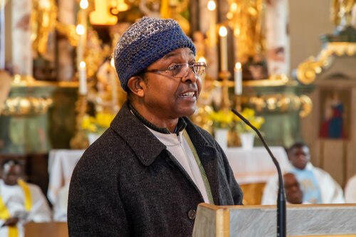 Gastpfarrer Dr. Charles Ogbunambala<br />
Foto: Anton Wieser