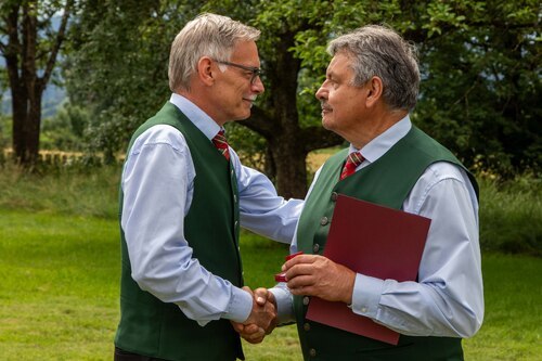 Überreichung des Cäcilia Abzeichen an Chorleiter Rudi Pleschutznig<br />
Foto: Anton Wieser