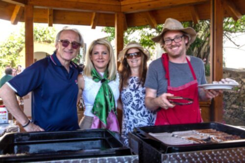 für die Agape zuständig: PGR-Obmann Gerhard Marschnig, Tina Smetarnig, Christine Marschnig und Markus Benedikt<br />
Foto: Anton Wieser für die Agape zuständig: PGR-Obmann Gerhard Marschnig, Tina Smetarnig, Christine Marschnig und Markus Benedikt<br />
Foto: Anton Wieser