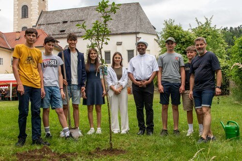 einsetzen eines Zwetschenbaumes durch die Firmkandidaten<br />
Fotoi: Anton Wieser