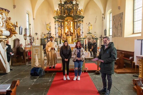 Austeilung der Firmkarten<br />
Foto: Anton Wieser Austeilung der Firmkarten<br />
Foto: Anton Wieser