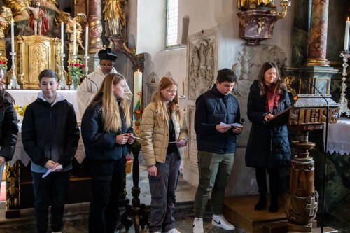 Fürbitten der Firmkandidat/innen<br />
Foto: Anton Wieser Fürbitten der Firmkandidat/innen<br />
Foto: Anton Wieser