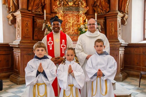 Pfarrprovisor, Akolyth und Minis<br />
Foto: Anton Wieser