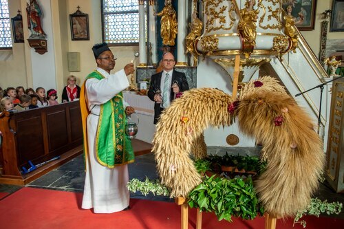 Segnung der Erntekrone<br />
Foto: Anton Wieser