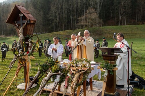 Bischofsmesse in Karnberg<br />
Foto: Anton Wieser