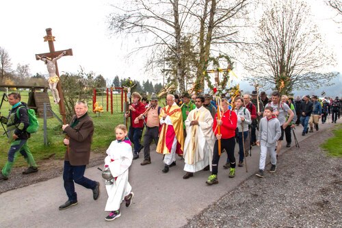 Einzug in Zweikirchen<br />
Foto: Anton Wieser