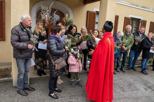 Palmbuschensegnung vor der Pfarrkirche Obermühlbach<br />
Foto: Anton Wieser