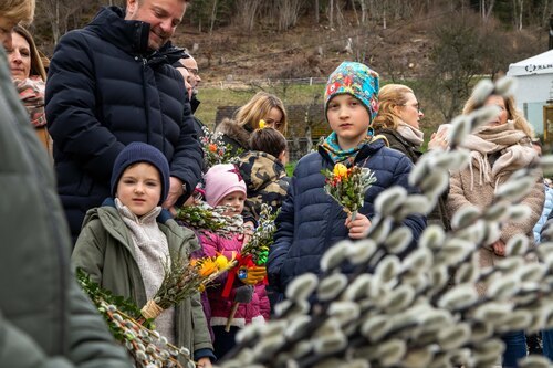 Palmbuschensegnung vor der Propsteikirche Kraig<br />
Foto: Anton Wieser