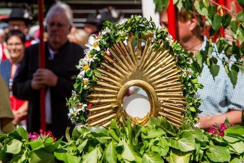 mit Blumen geschmückte Monstranz<br />
Foto: Anton Wieser