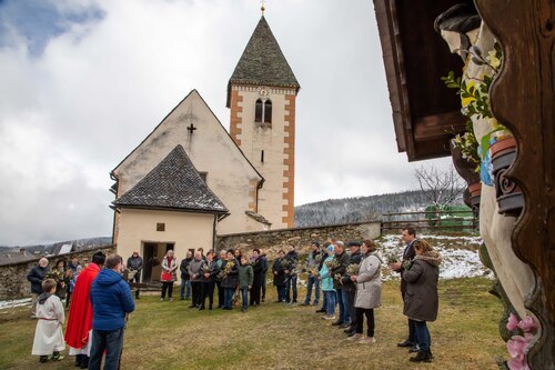 Palmbuschensegnung vor der Pfarrkirche in Steinbichl<br />
Foto: Anton Wieser