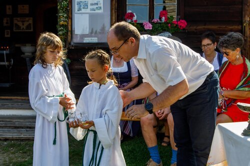 Akolyth und Ministrantinnen<br />
Foto: Anton Wieser
