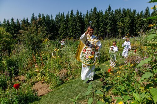 Kräutersegnung im Kräutergarten<br />
Foto: Anton Wieser