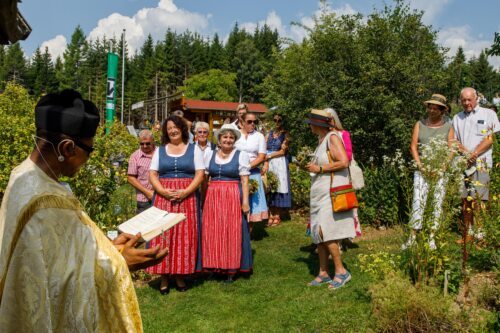 Segnung der Kräuter im Kräutergarten<br />
Foto: Anton Wieser