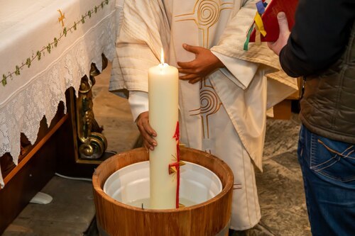 Segnung der Osterkerze<br />
Foto: Anton Wieser