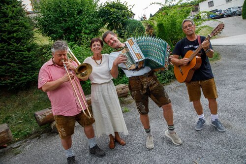 Musikfan mit den “zwei lustigen vier“<br />
Foto: Anton Wieser