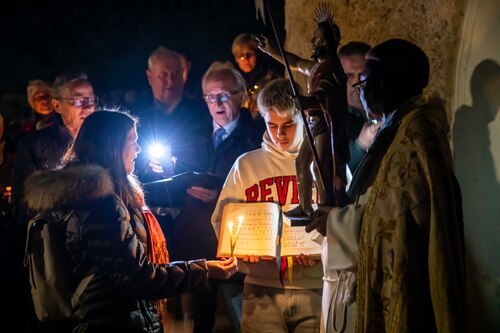 Schlusssegen mit der Christusstatue<br />
Foto: Anton Wieser