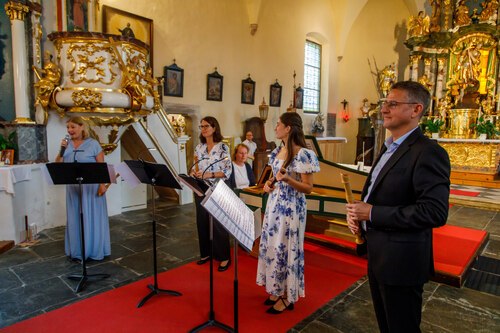 Begrüßung<br />
Foto: Anton Wieser Begrüßung<br />
Foto: Anton Wieser