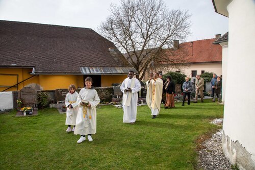 Emmausgang um die Kirche<br />
Foto: Anton Wieser