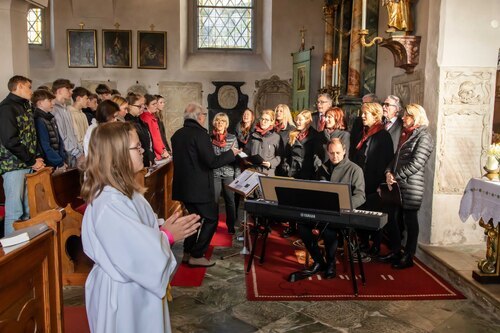 musikal. Umrahmung Propst“n Singers<br />
Foto: Anton Wieser