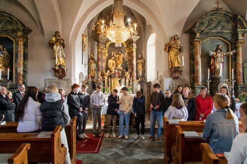 Fürbitten von den Firmkandidat/innen<br />
Foto: Anton Wieser