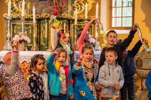 Drachenlied der Kindergruppe Dreifaltigkeit<br />
Foto: Anton Wieser