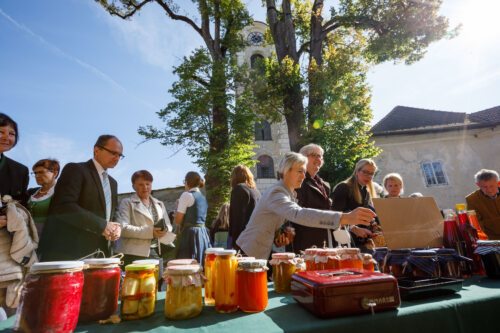 Verkauf von Produkten aus dem Pfarrgarten<br />
Foto: Anton Wieser