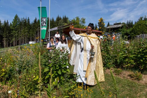 Segnung im Kräutergarten<br />
Foto: Anton Wieser