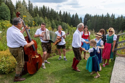 Tanz mit den Klängen der “2 lustigen 3“<br />
Foto: Anton Wieser Tanz mit den Klängen der “2 lustigen 3“<br />
Foto: Anton Wieser