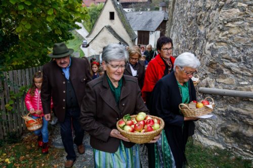 Einzug mit Erntedankkörben<br />
Foto: Anton Wieser