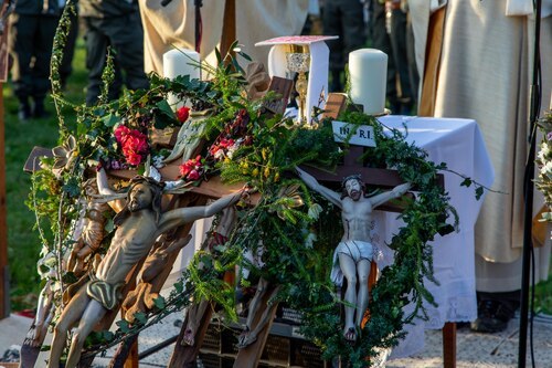 Vortragekreuze geschmückt mit dem Vierbergelaub<br />
Foto: Anton Wieser