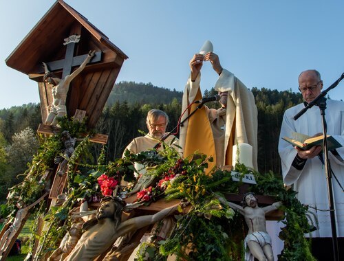 Bischofsmesse in Karnberg<br />
Foto: Anton Wieser