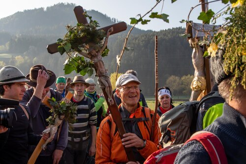 Kreuzküssen in Zweikirchen<br />
Foto: Anton Wieser