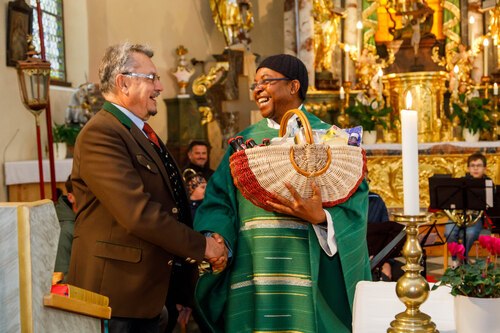 Bildunterschrift (Bildrechte sind zwingend anzugeben!) Bildunterschrift (Bildrechte sind zwingend anzugeben!)