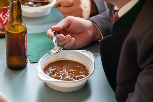 Wildgulasch - Agape<br />
Foto: Anton Wieser Wildgulasch - Agape<br />
Foto: Anton Wieser