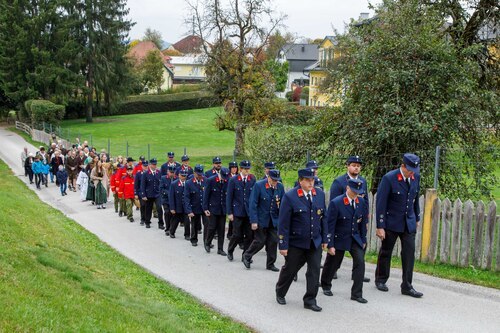 Prozession mit Erntekrone<br />
Foto: Anton Wieser