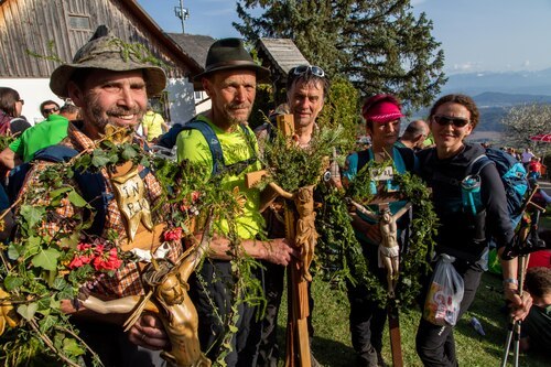 Wieder geschafft: die Träger des Kreuzes<br />
Foto: Anton Wieser